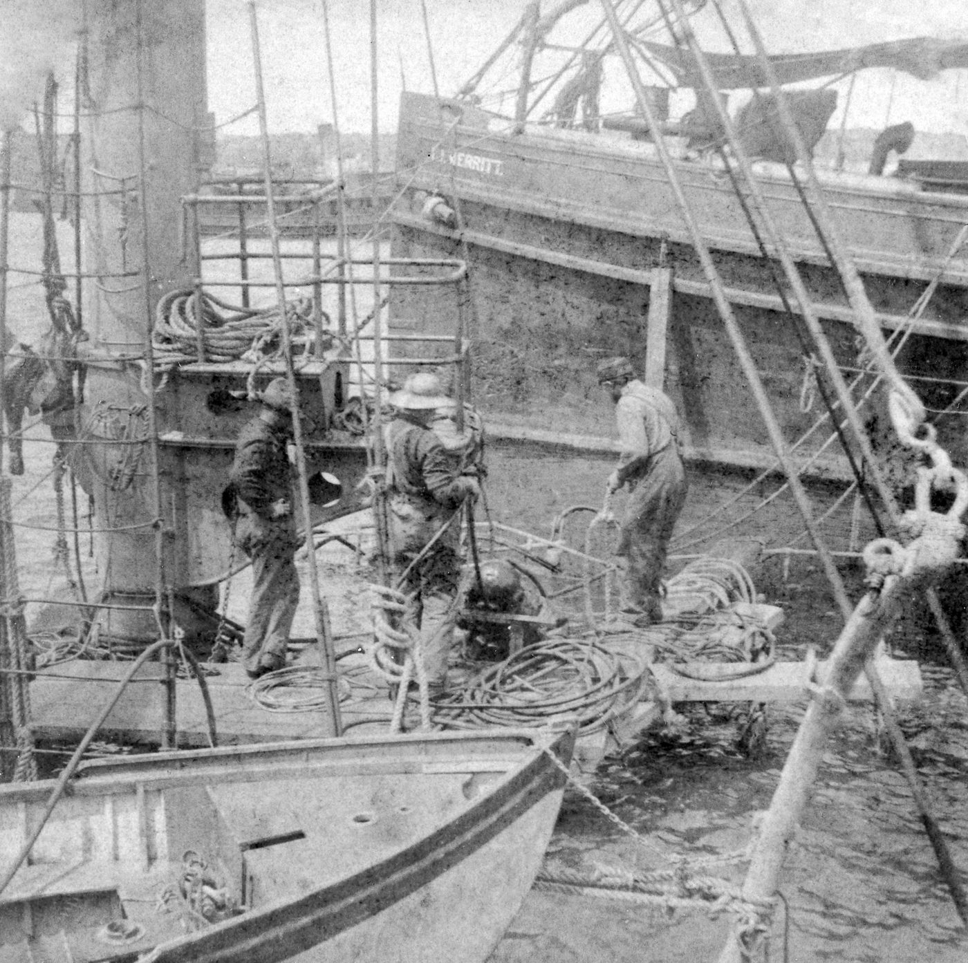 Bussejadors treballant sobre les restes del cuirassat Maine al port de l'Havana, el 1898.