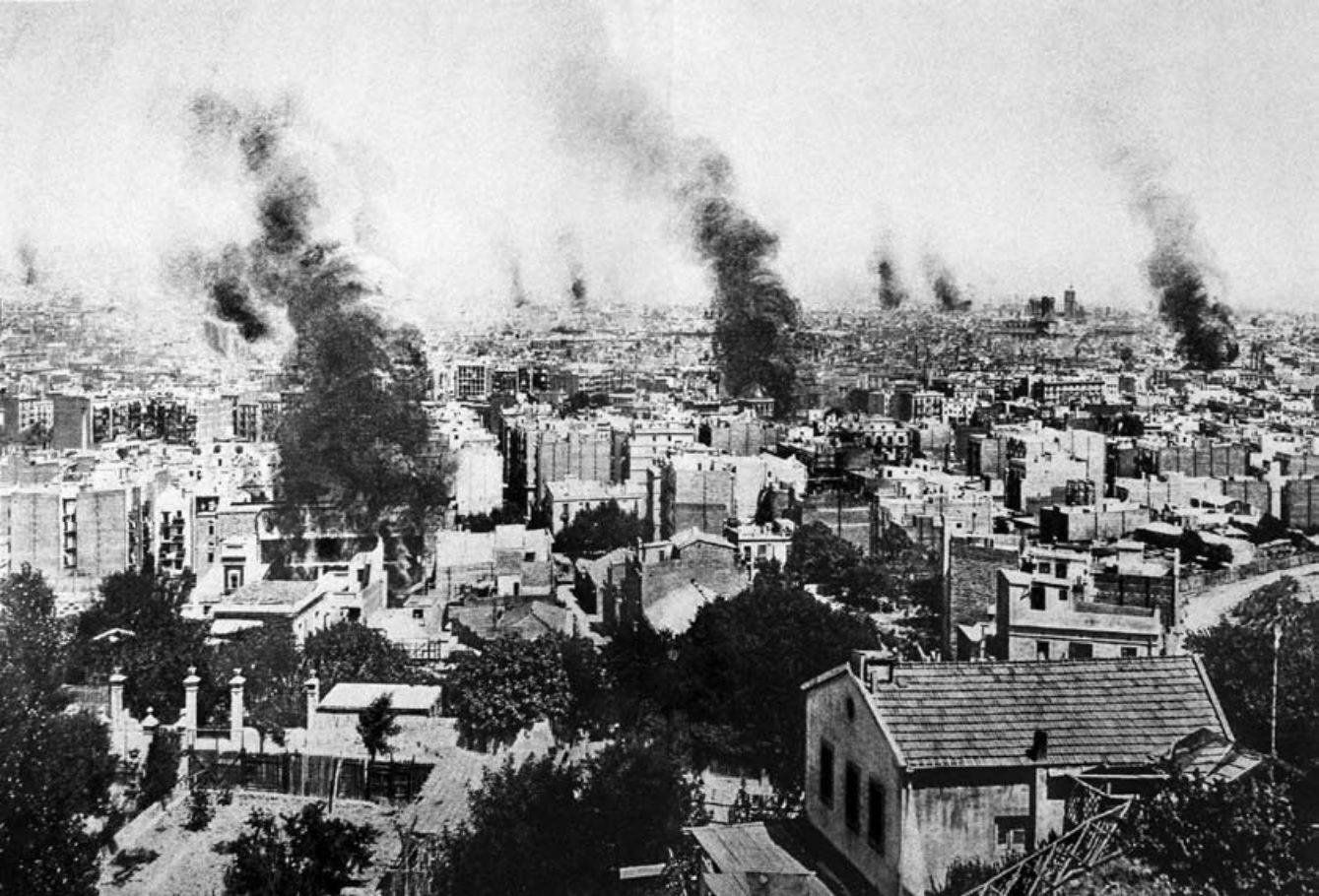 Un carrer de Barcelona amb barricades i runa després dels fets de la Setmana Tràgica del juliol de 1909.