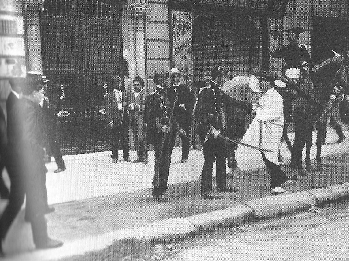 La Guàrdia Civil custodia detinguts durant la Setmana Tràgica de Barcelona, el 1909.